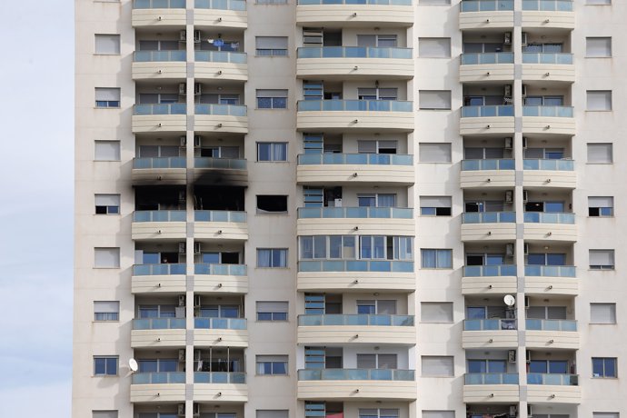 Fachada de la vivienda donde se ha producido un incendio la pasada madrugada, a 4 de marzo de 2024, en Villajoyosa, Alicante, Comunidad Valenciana (España).