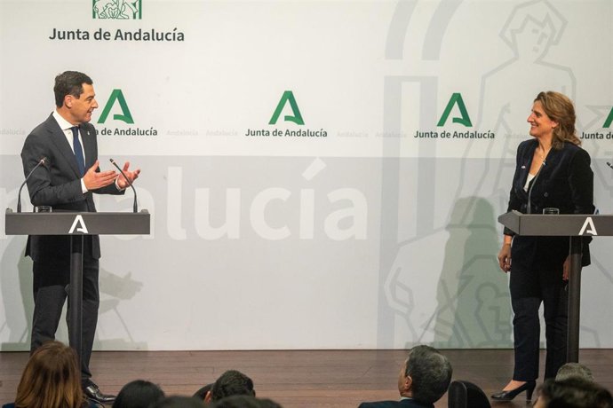 El presidente de la Junta de Andalucía, Juanma Moreno y la vicepresidenta tercera del Gobierno y ministra para la Transición Ecológica,Teresa Ribera, tras la rueda de prensa posterior a la reunión, a 22 de febrero de 2024, en Sevilla, Andalucía
