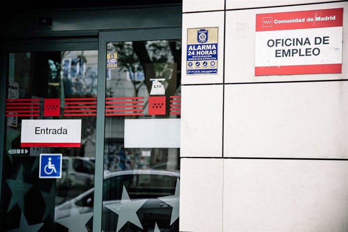 Archivo - Entrada de la Oficina de Empleo de Méndez Álvaro, el mismo día en que han anunciado una subida del paro en 70.900 personas entre enero y marzo de 2022, a 28 de abril de 2022, en Madrid (España). 