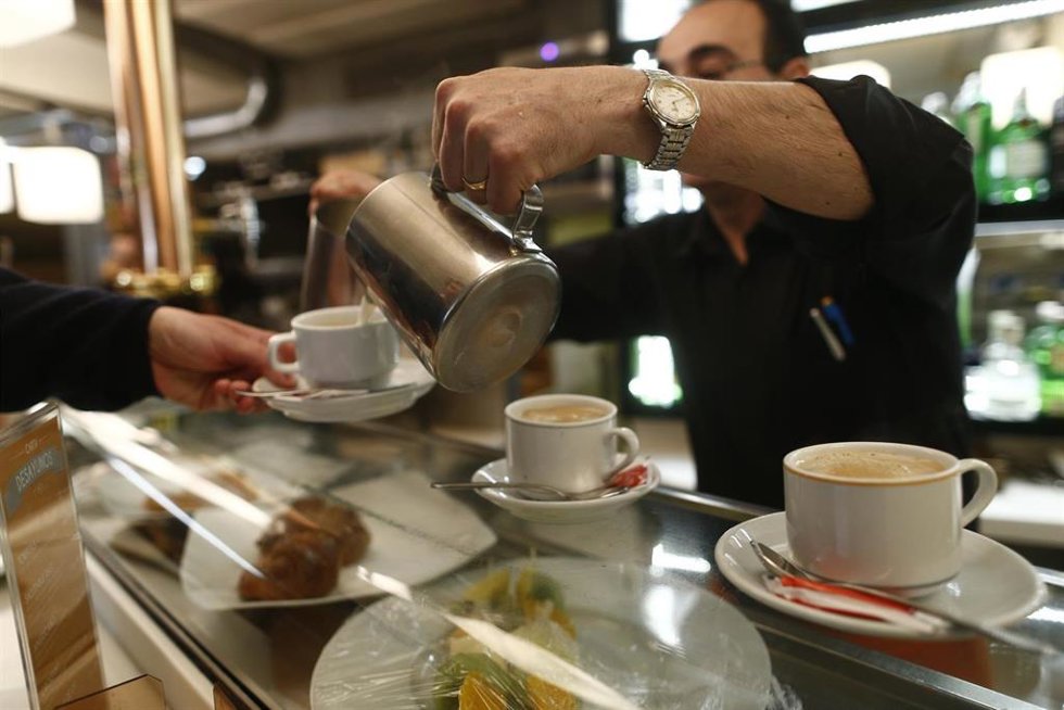 Archivo - Un camarero sirviendo cafés.