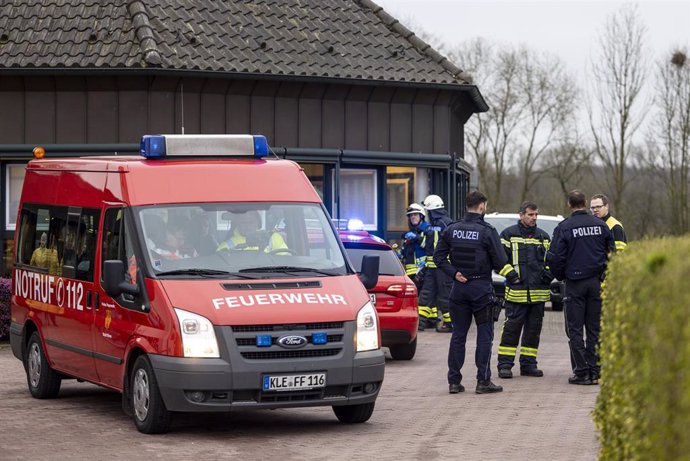 Policías y bomberos de Alemania tras un incendio en una residencia de ancianos en la localidad de Bedburg-Hau, en el estado de Renania del Norte-Westfalia 