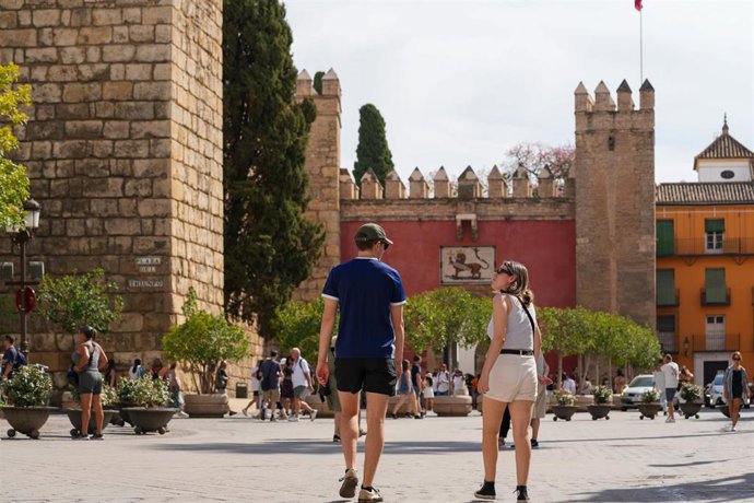 Archivo - Turistas pasean por los lugares más representativos de la ciudad, en Sevilla, archivo 