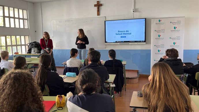 Paloma Carrasco resuelve las dudas de los adolescentes en el Colegio Montaigne.