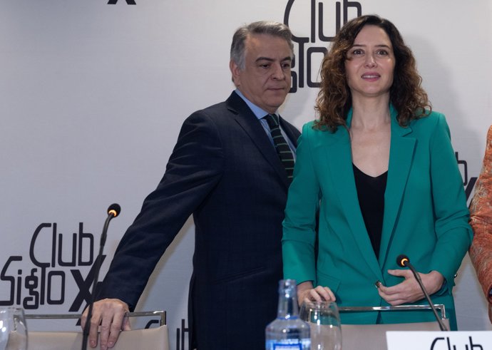 La presidenta de la Comunidad de Madrid y del PP de Madrid, Isabel Díaz Ayuso, y el candidato del PP del País Vasco para las próximas elecciones autonómicas, Javier de Andrés, a su llegada a un desayuno informativo que organiza Club Siglo XXI