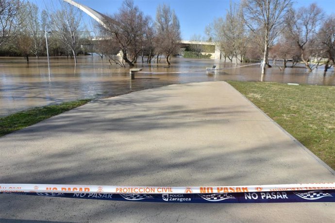 Una calle cortada por la crecida del río Ebro el pasado 1 de marzo, en Zaragoza.