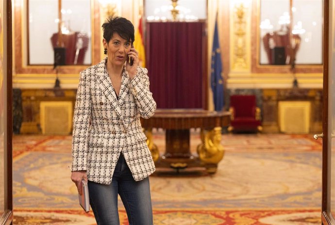La ministra de Inclusión, Seguridad Social y Migraciones, Elma Saiz, conversa por teléfono a la salida de una sesión de control al Gobierno, en el Congreso de los Diputados, a 28 de febrero de 2024, en Madrid (España). 