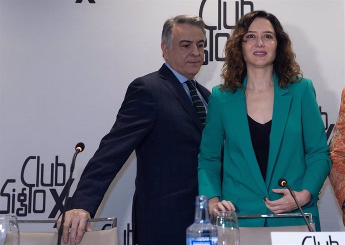 La presidenta de la Comunidad de Madrid y del PP de Madrid, Isabel Díaz Ayuso, y el candidato del PP del País Vasco para las próximas elecciones autonómicas, Javier de Andrés.