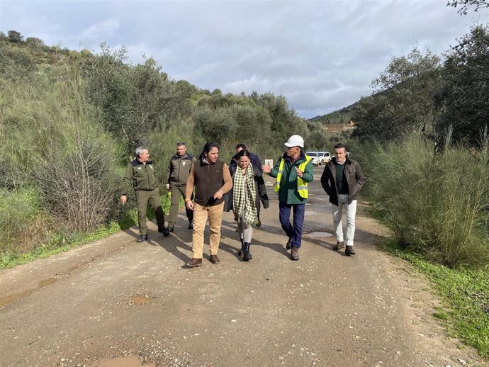 El delegado de Sostenibilidad, Medio Ambiente y Economía Azul de la Junta en Huelva, Pedro Yórquez, visita junto a la alcaldesa de Aroche, Cristina Romero, las obras en el Camino de Monteblanco.