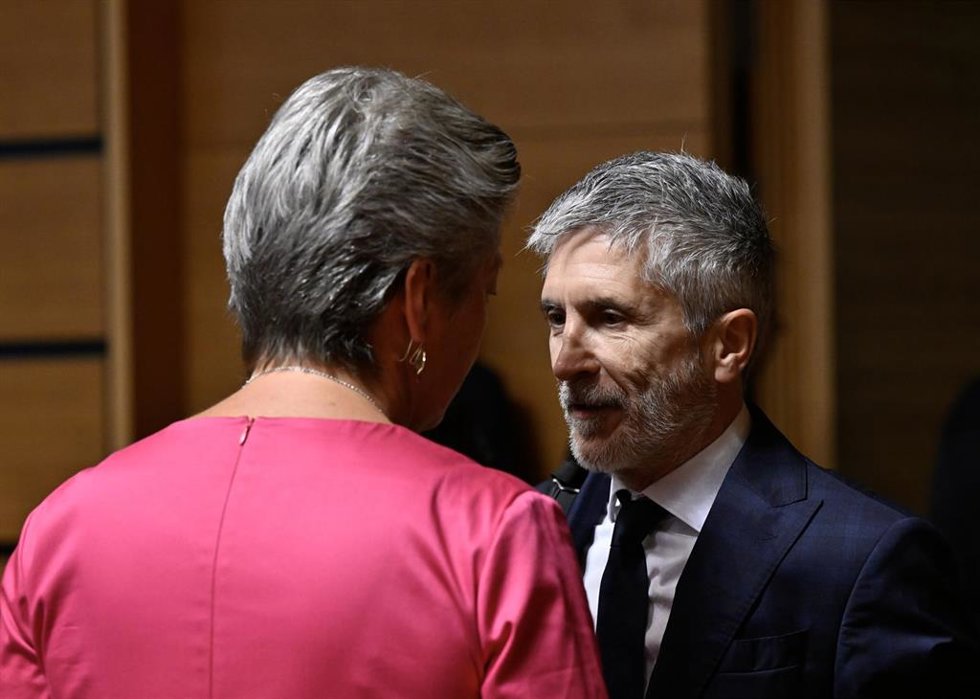 Archivo - El ministro del Interior, Fernando Grande-Marlaska, y la comisaria de Interior de la Unión Europea, Ylva Johansson, en el Consejo de la Unión Europea de Justicia y Asuntos de Interior