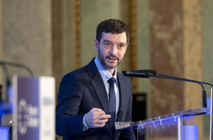 El ministro de Derechos Sociales, Consumo y Agenda 2030, Pablo Bustinduy, interviene durante un desayuno informativo de Nueva Economía Fórum, en el Real Casino Gran Círculo, a 4 de marzo de 2024, en Madrid (España).