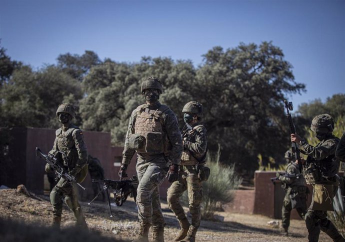 Archivo - Soldados de la Legión participan en una maniobra de simulación de fusiles en un recinto ambientado en un "poblado afgano" en las inmediaciones del recinto del Campamento de Ronda, Málaga, Andalucía, (España), a 7 de octubre de 2020.