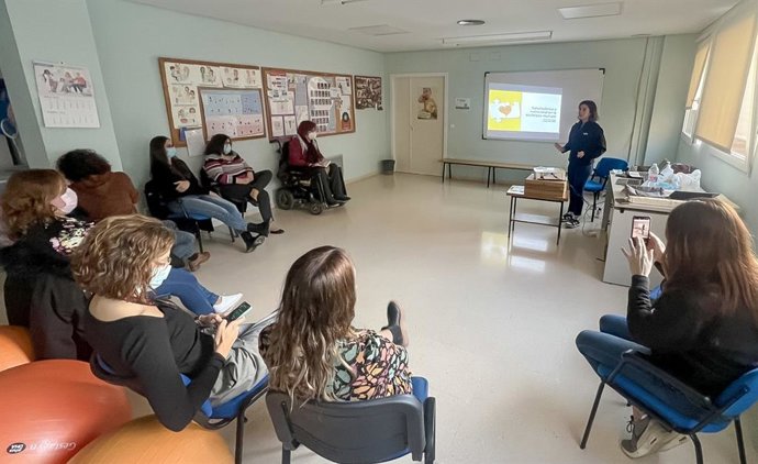 La unidad de Salud Sexual y Reproductiva del Centro de Salud de Trinitat imparte un taller para mujeres con esclerosis múltiple