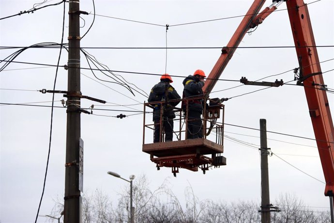 Trabajos de reparación de una línea eléctrica tras un ataque del Ejército de Rusia contra la capital de Ucrania, Kiev (archivo)