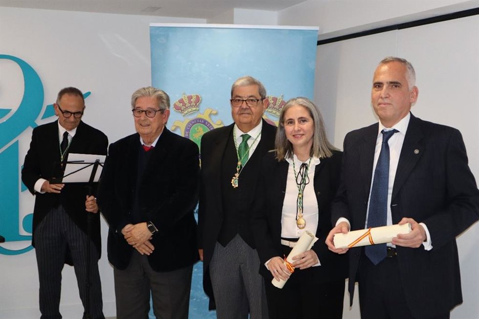 El consejero delegado de Grupo Fuertes,  José Fuertes, junto al presidente de la Academia de Ciencias Veterinarias, Cándido Gutiérrez, y los premiados, Inmaculada Cuesta y Ángel Gata