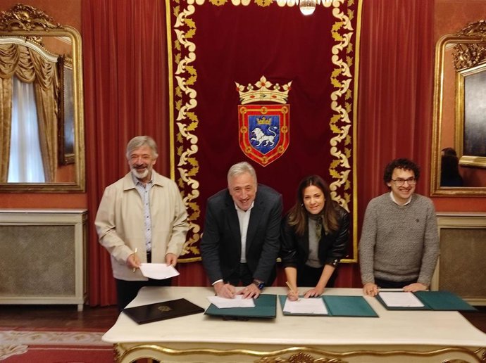I-D: El portavoz de Geroa Bai en el Ayuntamiento de Pamplona, Koldo Martínez, el alcalde, Joseba Asiron, la portavoz del PSN, Marina Curiel, y el portavoz de Contigo-Zurekin, Txema Mauleón.