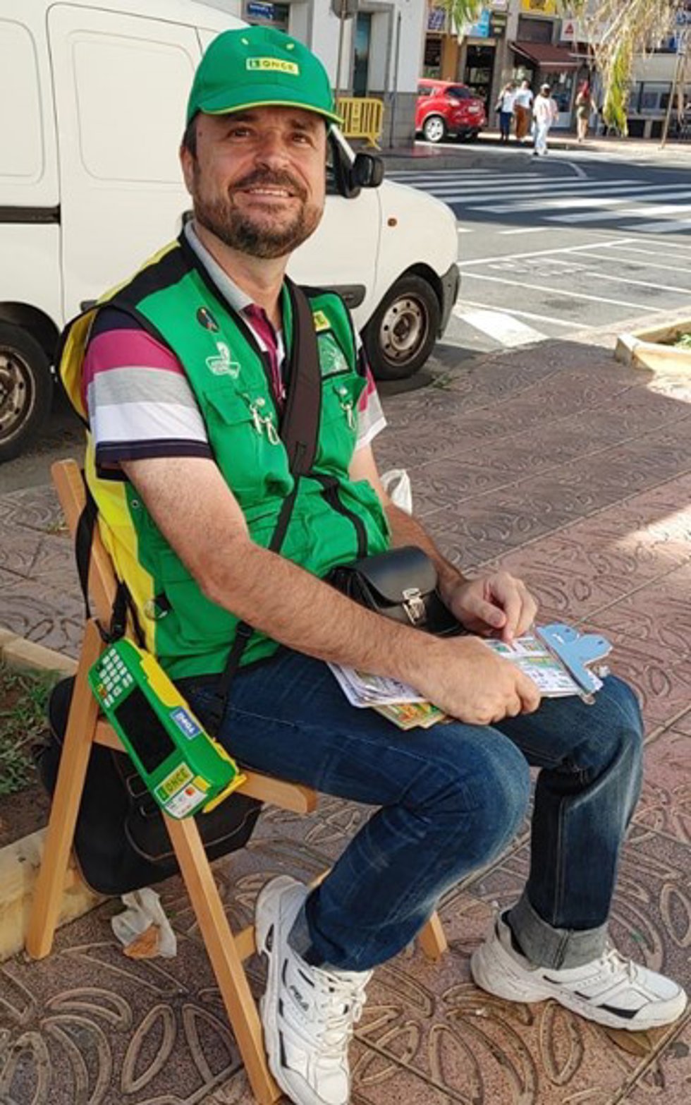 El vendedor de la ONCE José Manuel Santana Moreno, que ha repartido la suerte en Vecindario (Gran Canaria)