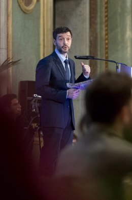 El ministro de Derechos Sociales, Consumo y Agenda 2030, Pablo Bustinduy, interviene durante un desayuno informativo de Nueva Economía Fórum, en el Real Casino Gran Círculo, a 4 de marzo de 2024, en Madrid (España). El desayuno ha sido organizado por N