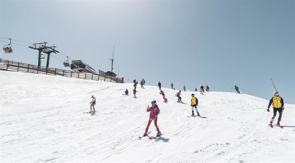 Archivo - La nieve, entre las causas del menor dinamismo del empleo en febrero en Aragón, según CCOO.