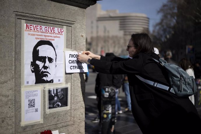 Un memorial improvisado por ciudadanos rusos tras la muerte del opositor Alexei Navalni.