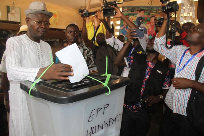 Archivo - El destacado opositor y ex primer ministro de Togo, Agbéyomé Kodjo, vota en las elecciones presidenciales en 2020 (archivo)