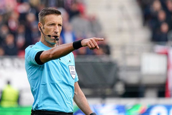 Archivo - El árbitro italiano Davide Massa, durante el partido de cuartos de final de la Conference League 2022-2023 entre el AZ y el RSC Anderlecht. 