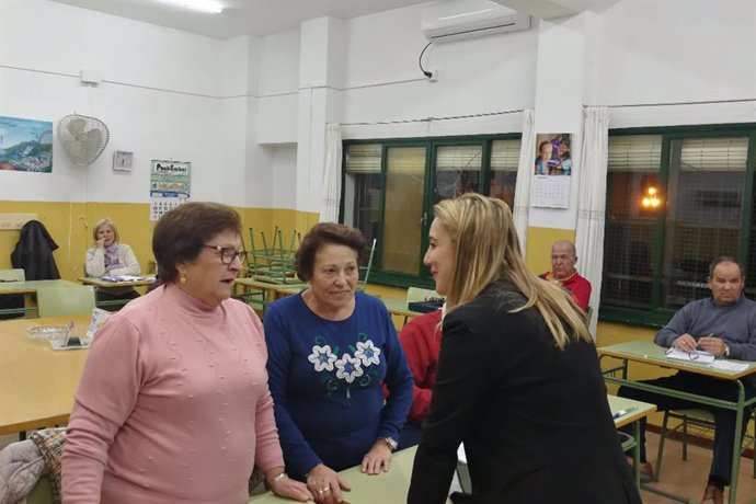 Alcalá de Guadaíra (Sevilla) apoya la educación de mayores con ayudas económicas para actividades en Centros de Educación de Adultos.