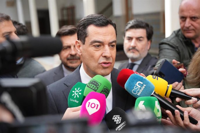 El presidente de la Junta de Andalucía, Juanma Moreno, atiende a los periodistas en los pasillos del Parlamento andaluz en una imagen de archivo