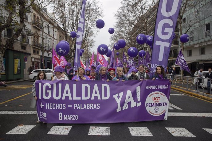 Archivo - La secretaria general de UGT en Andalucía, Carmen Castilla (3d), en las manifestaciones convocadas por el 8M, Día Internacional de la Mujer a. A 08 de marzo de 2023, en Sevilla (Andalucía, España). 