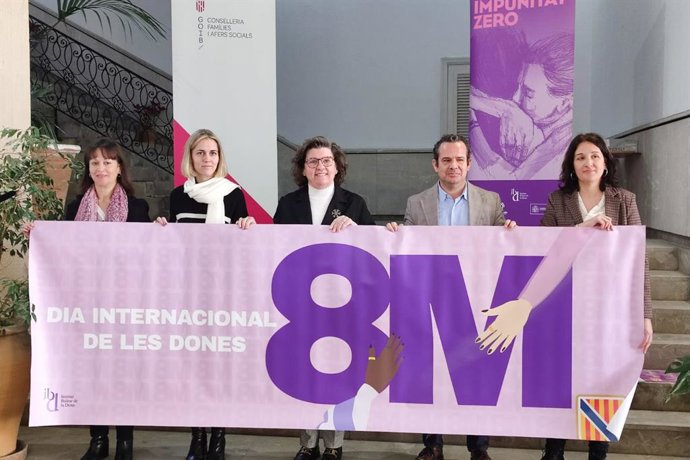 La consellera de Famílies i Afers Socials, Catalina Cirer, junto al conseller insular de Presidencia, Antonio Fuster, la concejala de Juventud Ayuntamiento de Palma, Lourdes Roca, y la directora de IBDona, Catalina Salom.