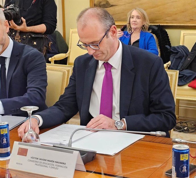 Archivo - El consejero de Educación, Formación Profesional y Empleo, Víctor Marín