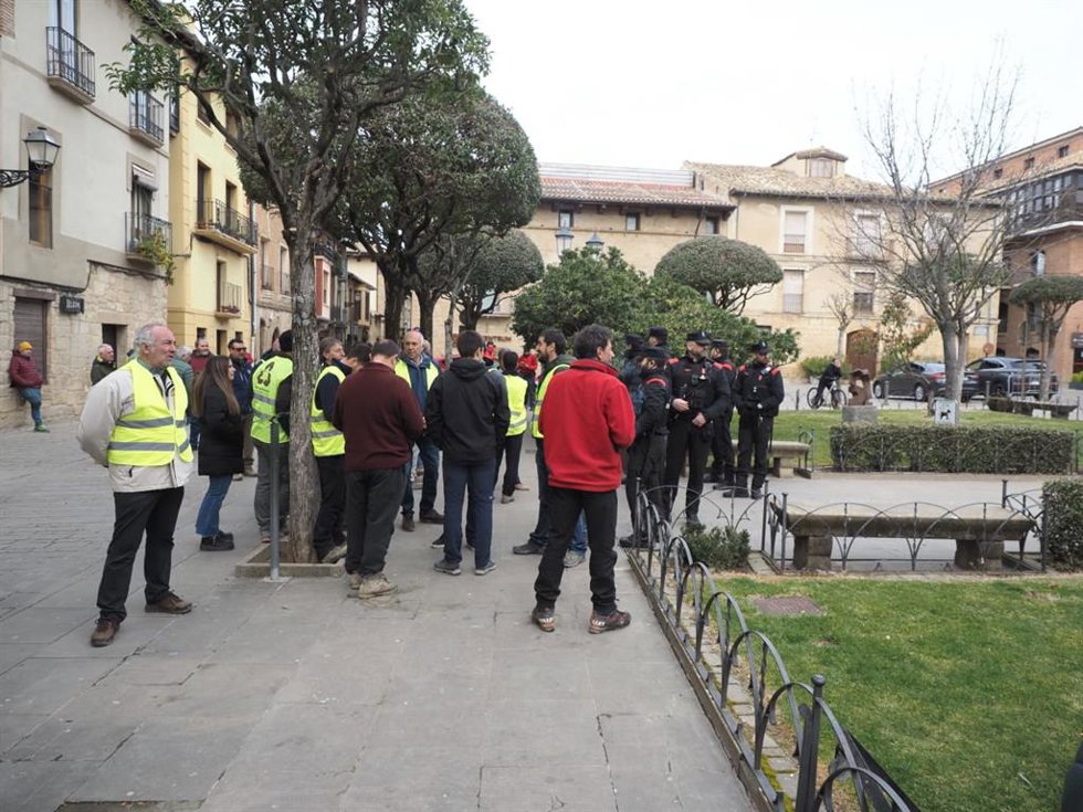 Un grupo de agricultores, a la espera de la llegada de la presidenta de Navarra, María Chivite, el lehendakari del Gobierno vasco, Iñigo Urkullu, y el presidente de Nueva Aquitania, Alain Rousset, a la asamblea anual de la Eurorregión