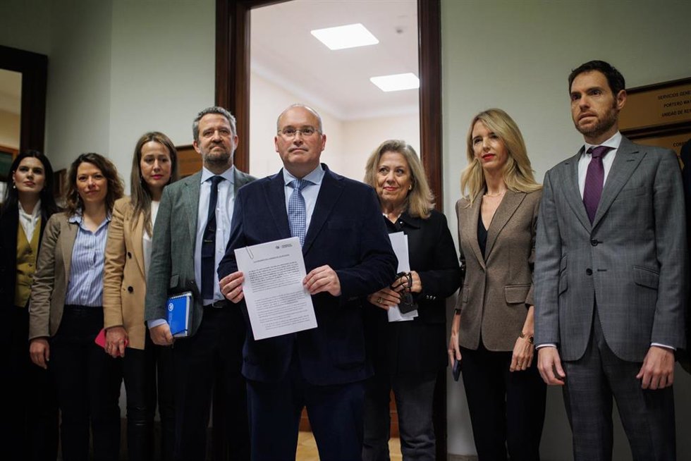 El portavoz del PP en el Congreso, Miguel Tellado (c), junto a otros miembros del partido antes de registrar una petición por escrito para pedir la dimisión de la presidenta del Congreso.