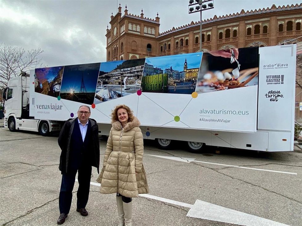 El remolque del camión, elemento central de la campaña, está vinilado con imágenes de algunos de los principales recursos de Álava