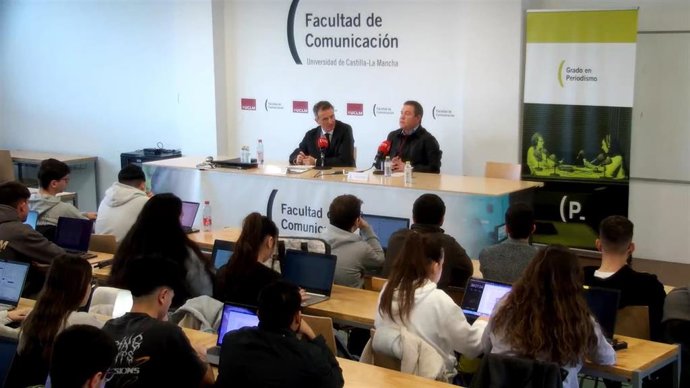 Emiliano García-Page durante el encuentro con estudiantes de comunicación de la UCLM en Cuenca.