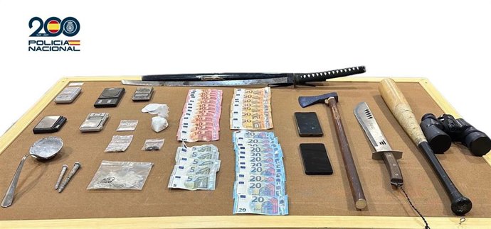 Droga, dinero y utensilios incautados por la Policía Nacional en la intervención