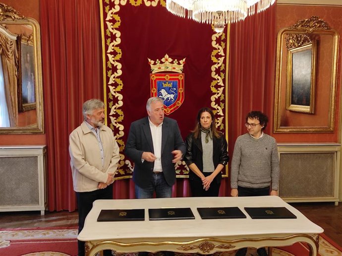 I-D: El portavoz de Geroa Bai en el Ayuntamiento de Pamplona, Koldo Martínez, el alcalde de Pamplona, Joseba Asiron, la portavoz del PSN, Marina Curiel, y el portavoz de Contigo-Zurekin, Txema Mauleón, en la firma del acuerdo presupuestario de 2024.