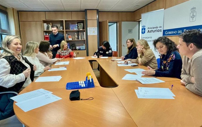 La directora general de Centros, Red 0-3 y Enseñanzas Profesionales, Eva Ledo (segunda por la derecha), preside el sorteo para el desempate en el procedimiento de admisiones del alumnado.