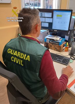 Un agente de la Guardia Civil trabaja en la operación 'Talking'