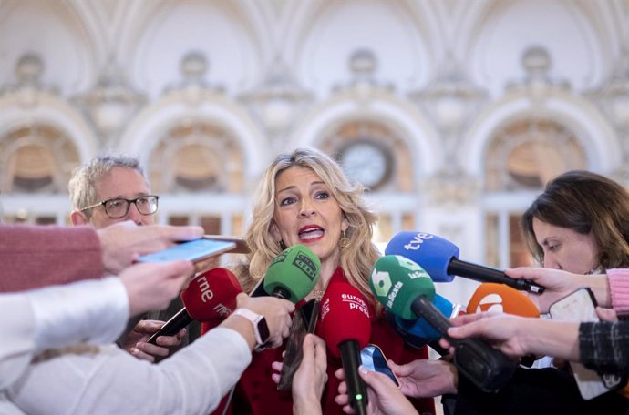 La vicepresidenta segunda y ministra de Trabajo, Yolanda Díaz, ofrece declaraciones a los medios a su llegada a un desayuno informativo de Nueva Economía Fórum, en el Real Casino Gran Círculo, a a 4 de marzo de 2024, en Madrid (España).