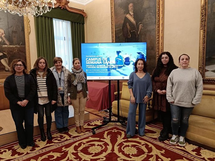 La concejala de Servicios Sociales del Ayuntamiento de Gijón, Ángeles Fernández-Ahúja (PP),  presenta el Gijón el campus urbano que se desarrollará en Semana Santa para menores y jóvenes con discapacidad grave.