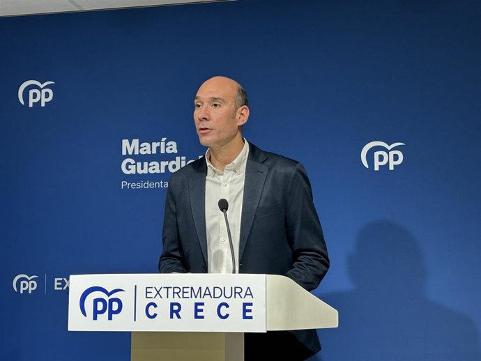 El portavoz del PP de Extremadura, José Ángel Sánchez Juliá, en rueda de prensa
