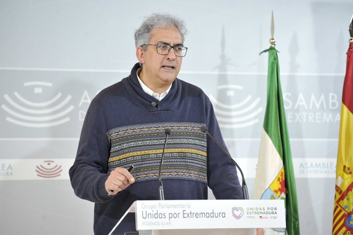 El diputado de Unidas por Extremadura Joaquín Macías en rueda de prensa para valorar los datos de paro en febrero en la región