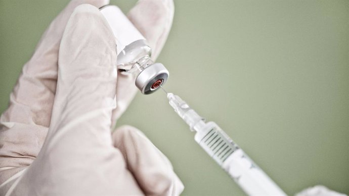 Un estudio del IBiS revela la eficacia de administrar simultáneamente las vacunas del covid y la gripe.
