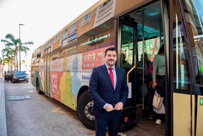 Rincón cuenta con una nueva línea de autobús que refuerza la conexión entre La Cala del Moral y Málaga capital