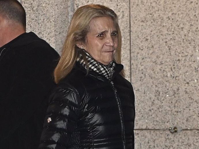 La infanta Elena saliendo del funeral por Fernando Gómez-Acebo