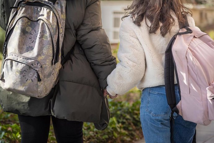 El 10,1% de adolescentes, víctima de conductas de control en sus relaciones de pareja, según un estudio