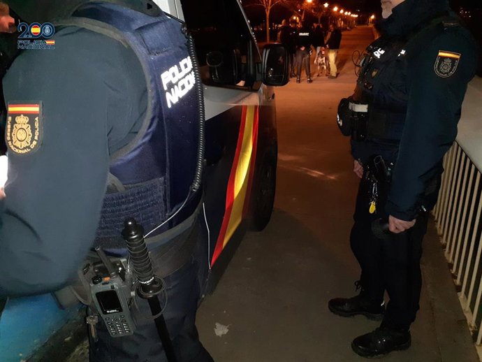 La fiesta del viernes en La Ribera se salda con 16 denuncias por tenencia y consumo de drogas en la vía pública