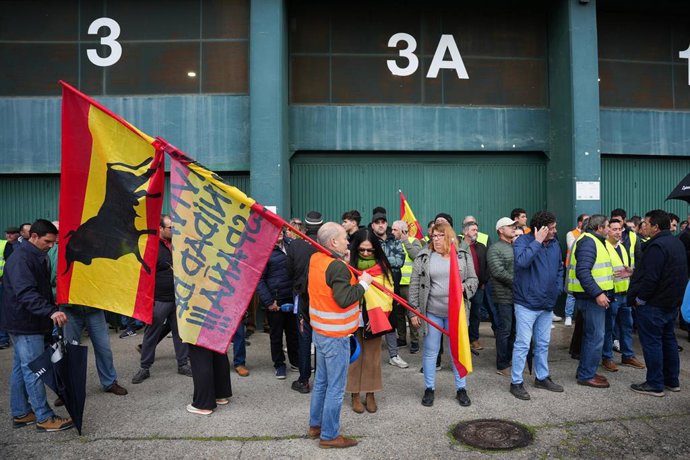 Agricultores independientes en el entorno del estadio Benito Villamarín, en Sevilla.
