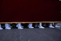 La Hermandad del Santo Entierro consigue costaleros para salir tras ofrecerse hasta la Policía Local de Huelva