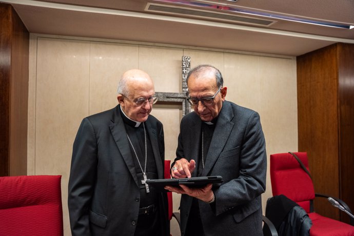 El Ordinario Emérito de los católicos orientales, cardenal Carlos Osoro (i), y el presidente de la CEE, el cardenal Juan José Omella, celebra su 124ª Asamblea Plenaria, en la sede de la Conferencia Episcopal Española (CEE), a 4 de marzo de 2024, en 